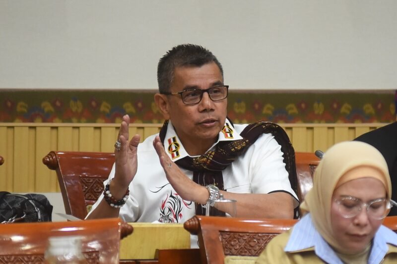 Anggota Komisi III DPR RI, Hinca Pandjaitan, dalam Rapat Kerja (Raker) dengan Kepala PPPATK di Nusantara II, Senayan, Jakarta, Selasa (3/1/2026). Foto: Dep/Karisma