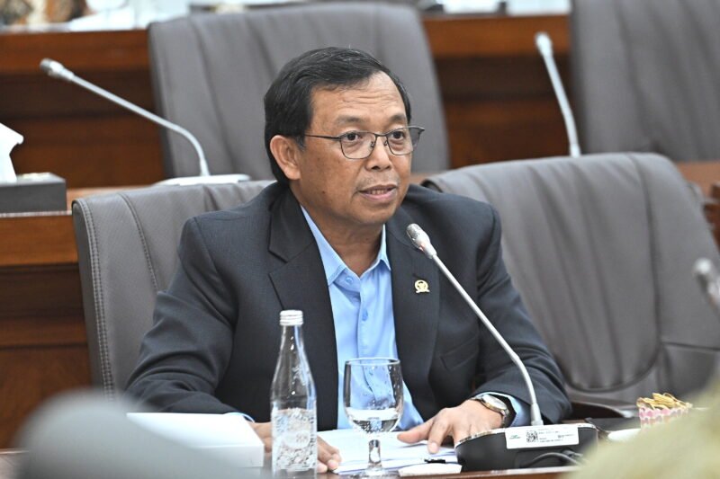 Anggota Komisi VI DPR RI Herman Khaeron, dalam Rapat Dengar Pendapat Umum (RDPU) Panja Penyusunan Naskah Akademik dan Draf RUU Larangan Praktik Monopoli dan Persaingan Usaha Tidak Sehat di Gedung Nusantara I, DPR RI, Senayan, Jakarta, Senin (2/2/2026)