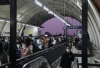Antrian penumpang di salah satu stasiun LRT Jabodebek. Dok/KAI