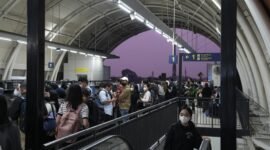 Antrian penumpang di salah satu stasiun LRT Jabodebek. Dok/KAI