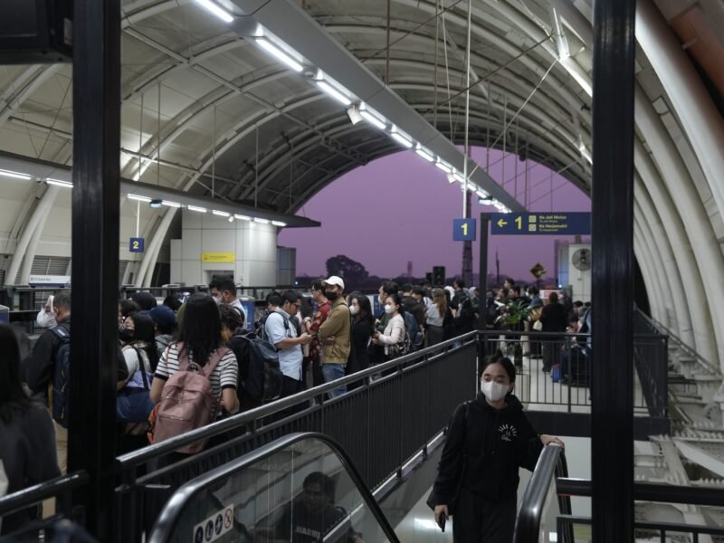 Antrian penumpang di salah satu stasiun LRT Jabodebek. Dok/KAI