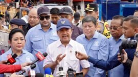 Menteri Sakti Wahyu Trenggono saat meninjau PPN Muara Angke di Jakarta Utara, bersama Ketua Komisi IV DPR RI, Titiek Soerharto, Selasa (3/2/2026). (Dok/Humas KKP)