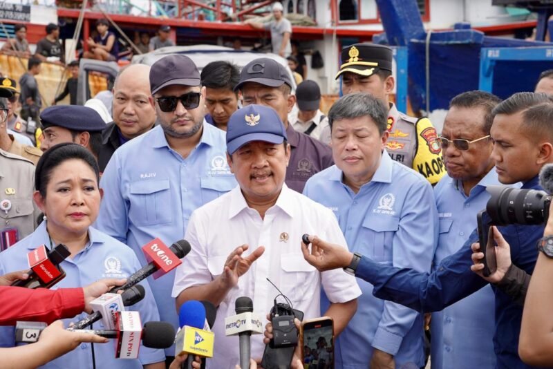 Menteri Sakti Wahyu Trenggono saat meninjau PPN Muara Angke di Jakarta Utara, bersama Ketua Komisi IV DPR RI, Titiek Soerharto, Selasa (3/2/2026). (Dok/Humas KKP)