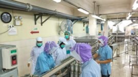 Inspektur Mutu KKP (berseragam putih) dari Balai PPMHKP Medan melaksanakan surveilan penerapan HACCP (standar sanitasi, higiene dan keamanan pangan) di salah satu UPI di Kota Medan untuk pastikan produk perikanan sehat, bermutu dan aman konsumsi menghadapi lonjakan permintaan jelang Bulan Ramadhan (dok. BPPMHKP/Kementerian Kelautan dan Perikanan).