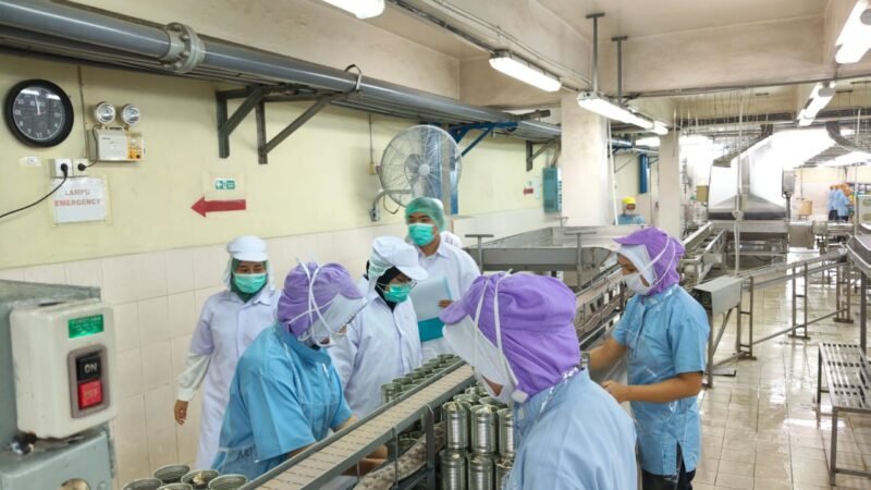 Inspektur Mutu KKP (berseragam putih) dari Balai PPMHKP Medan melaksanakan surveilan penerapan HACCP (standar sanitasi, higiene dan keamanan pangan) di salah satu UPI di Kota Medan untuk pastikan produk perikanan sehat, bermutu dan aman konsumsi menghadapi lonjakan permintaan jelang Bulan Ramadhan (dok. BPPMHKP/Kementerian Kelautan dan Perikanan).