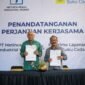Direktur Utama PT Metinca Prima Industrial Works, Hasan Naser (kiri) dan Direktur Utama PT PLN Suku Cadang, Thommi Haposan  menunjukkan naskah kerja sama  penyediaaan berbagai suku cadang untuk mendukung untuk kebutuhan pembangkit  listrik dan infrastruktur nasional.