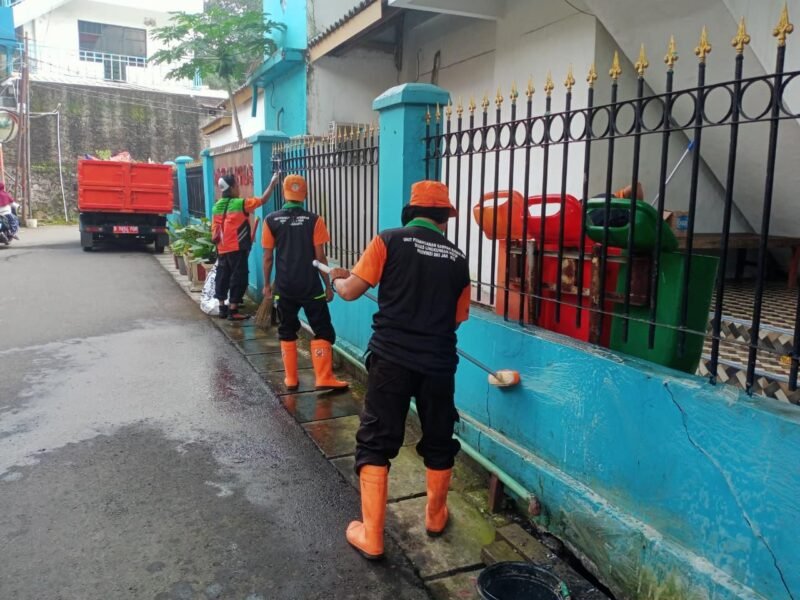 Petugas sedang melakukan pengecekan. (Foto/Dokumen Humas KLH)