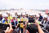 Menteri AHY meninjau langsung proses pembangunan jembatan Musi V. (Foto/Dokumen Humas)