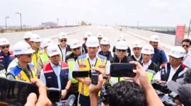 Menteri AHY meninjau langsung proses pembangunan jembatan Musi V. (Foto/Dokumen Humas)
