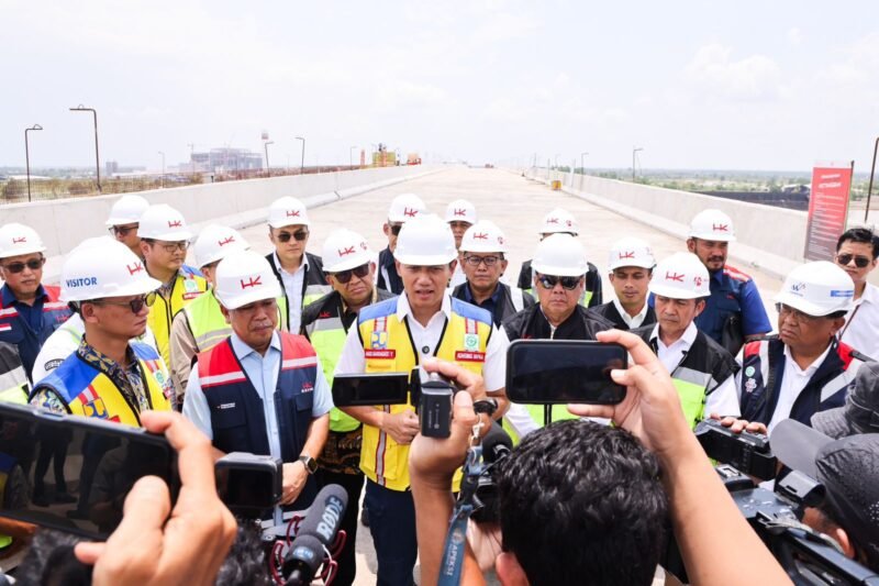 Menteri AHY meninjau langsung proses pembangunan jembatan Musi V. (Foto/Dokumen Humas)