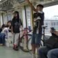 Dua orang anak muda-mudi menggunakan sepeda non lipat naik LRT Jabodebek. (Foto/Humas KAI).