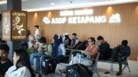 Sejumlah penumpang menunggu keberangkatan. (Foto:Dok ASDP).