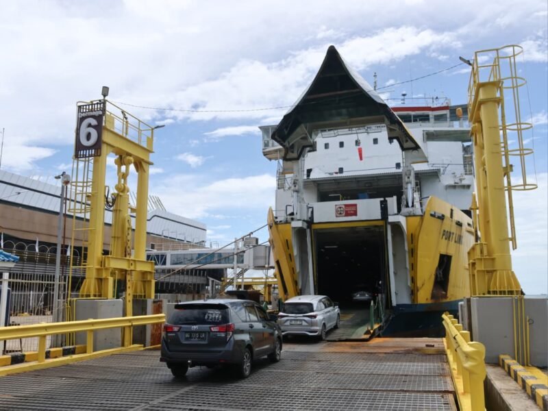 Kapal Penyebrangan ASDP.