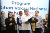 Menaker Yassierli dan Menko Airlangga dalam Konferensi Pers terkait Program Pelatihan Vokasi Nasional Tahun 2026 di Kantor Kemnaker, Jumat (27/2/2026).