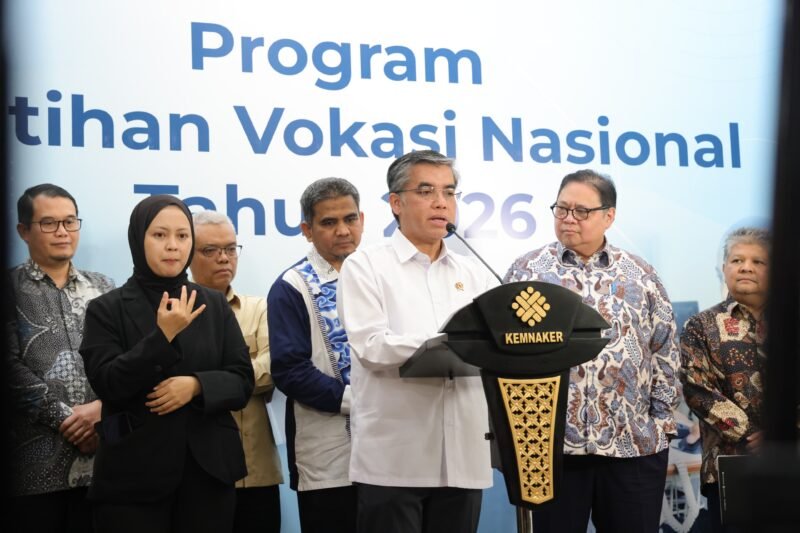 Menaker Yassierli dan Menko Airlangga dalam Konferensi Pers terkait Program Pelatihan Vokasi Nasional Tahun 2026 di Kantor Kemnaker, Jumat (27/2/2026).