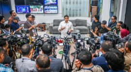 Sekretaris Kabinet (Seskab) Teddy Indra Wijaya menyampaikan keterangan pers di hadapan awak media di lingkungan Istana Kepresidenan Jakarta, pada Jumat, 27 Februari 2026. (Foto: Istimewa)