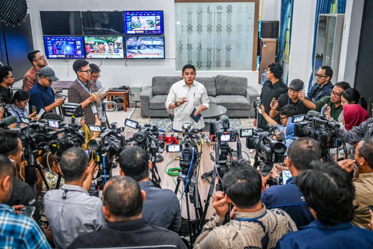 Sekretaris Kabinet (Seskab) Teddy Indra Wijaya menyampaikan keterangan pers di hadapan awak media di lingkungan Istana Kepresidenan Jakarta, pada Jumat, 27 Februari 2026. (Foto: Istimewa)