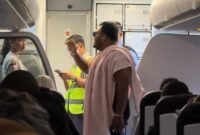 Salah satu penumpang protes akibat pesawat yang ditumpanginya mengalami keterlambatan atau delay. (Foto/tangkapan layar video @bobbynovi).