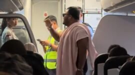 Salah satu penumpang protes akibat pesawat yang ditumpanginya mengalami keterlambatan atau delay. (Foto/tangkapan layar video @bobbynovi).