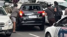 Pengendara mobil ugal-ugalan di Jakarta Pusat. (Foto: tangkapan layar)