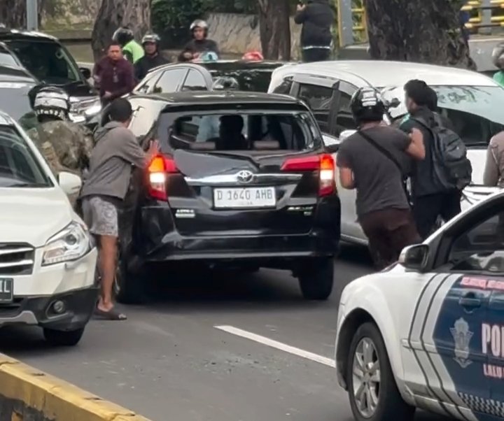 Pengendara mobil ugal-ugalan di Jakarta Pusat. (Foto: tangkapan layar)