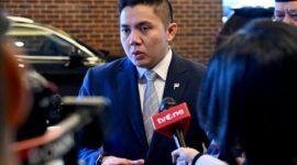 Sekretaris Kabinet Teddy Indra Wijaya memberikan keterangan pers di Washington DC, Amerika Serikat, Sabtu, 21 Februari 2026