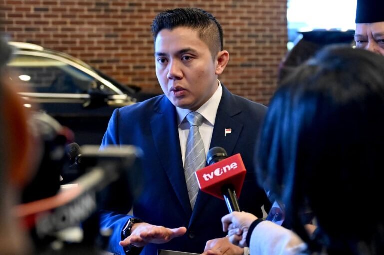Sekretaris Kabinet Teddy Indra Wijaya memberikan keterangan pers di Washington DC, Amerika Serikat, Sabtu, 21 Februari 2026