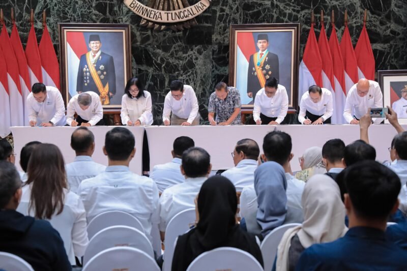 penandatanganan Nota Kesepahaman (MoU) tentang Studi Potensi Kontribusi Pembangunan Moda Raya Terpadu (MRT) Lintas Timur–Barat Fase 2 (Kembangan–Balaraja) di Balai Kota Jakarta, pada Rabu (4/2/2026). Dok/Humas DKI