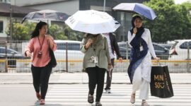 <p>Pemerintah Provinsi DKI Jakarta melalui Dinas Kesehatan mengingatkan masyarakat untuk mewaspadai dampak suhu panas tinggi yang terjadi dalam beberapa hari terakhir.</p>
