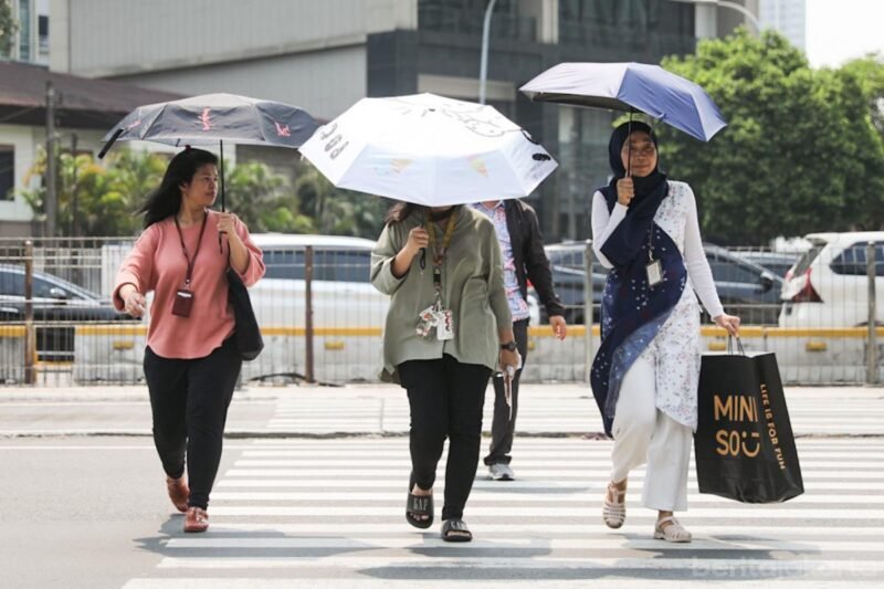 <p>Pemerintah Provinsi DKI Jakarta melalui Dinas Kesehatan mengingatkan masyarakat untuk mewaspadai dampak suhu panas tinggi yang terjadi dalam beberapa hari terakhir.</p>