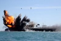 Garda Revolusi Iran menyerang kapal angkatan laut dalam latihan militer di Selat Hormuz, 25 Februari 2015. Ketegangan Amerika Serikat-Iran meningkat, seiring 10 kapal perang AS mengepung Iran pada akhir Januari 2026.(FARS/HAMED JAFARNEJAD via AFP)