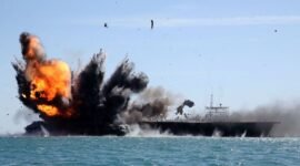 Garda Revolusi Iran menyerang kapal angkatan laut dalam latihan militer di Selat Hormuz, 25 Februari 2015. Ketegangan Amerika Serikat-Iran meningkat, seiring 10 kapal perang AS mengepung Iran pada akhir Januari 2026.(FARS/HAMED JAFARNEJAD via AFP)