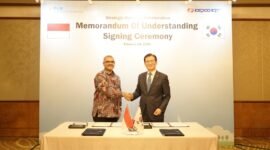 Direktur Utama PLN NPS Jakfar Sadiq (kiri)  berjabat tangan dengan President & CEO KEPCO KPS Kim Hongyoun (kanan) seusai menandatangani  nota kesepahaman terkait kolaborasi bisnis spada sektor energi untuk pasar global pada Selasa (24/2) di Jakarta.