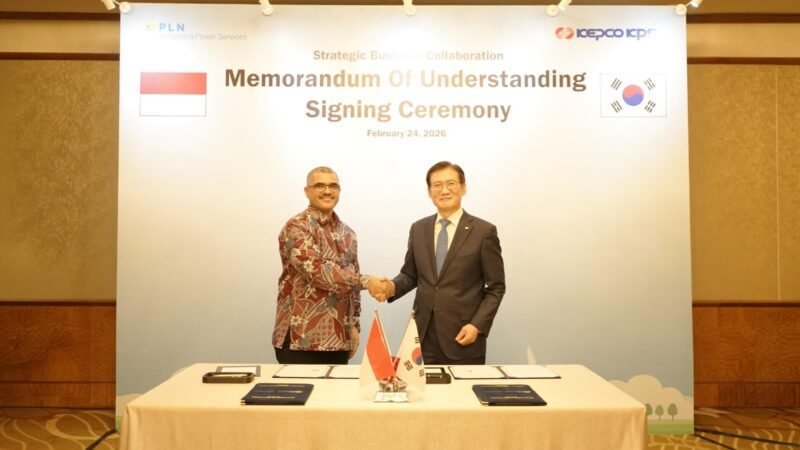 Direktur Utama PLN NPS Jakfar Sadiq (kiri)  berjabat tangan dengan President & CEO KEPCO KPS Kim Hongyoun (kanan) seusai menandatangani  nota kesepahaman terkait kolaborasi bisnis spada sektor energi untuk pasar global pada Selasa (24/2) di Jakarta.