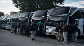Bus DAMRI melayani penumpang.