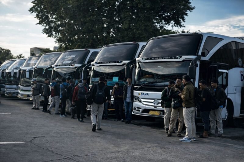 Bus DAMRI melayani penumpang.
