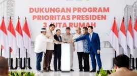 Ketua Satuan Tugas Perumahan Hashim Djojohadikusumo, Menteri Perumahan dan Kawasan Permukiman Republik Indonesia Maruarar Sirait, CEO Danantara Indonesia Rosan Roeslani, Jajaran Pemerintah Daerah, Pendiri dan Ketua Organisasi Kelompok Lippo Mochtar Riady, serta Pendiri dan Ketua Pembina Yayasan Pelita Harapan James Riady. (Dok: Danantara)