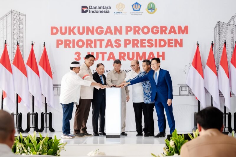 Ketua Satuan Tugas Perumahan Hashim Djojohadikusumo, Menteri Perumahan dan Kawasan Permukiman Republik Indonesia Maruarar Sirait, CEO Danantara Indonesia Rosan Roeslani, Jajaran Pemerintah Daerah, Pendiri dan Ketua Organisasi Kelompok Lippo Mochtar Riady, serta Pendiri dan Ketua Pembina Yayasan Pelita Harapan James Riady. (Dok: Danantara)