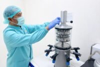 

Petugas laboratorium BBP3KP, UPT Ditjen PDSPKP sedang melakukan produksi bahan acuan Staphylococcus aureus. (Dok: KKP)