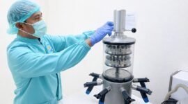 

Petugas laboratorium BBP3KP, UPT Ditjen PDSPKP sedang melakukan produksi bahan acuan Staphylococcus aureus. (Dok: KKP)