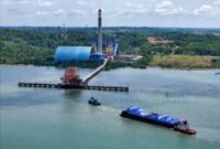 PLN EPI mengirimkan 6.700 ton biomassa jenis cangkang sawit ke PLTU Teluk Balikpapan, Kalimantan Timur, menggunakan kapal tongkang dari Berau untuk mendukung program cofiring pembangkit listrik tenaga uap (PLTU) sebagai bagian dari upaya transisi energi nasional. (Dok: PLN EPI)