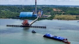 PLN EPI mengirimkan 6.700 ton biomassa jenis cangkang sawit ke PLTU Teluk Balikpapan, Kalimantan Timur, menggunakan kapal tongkang dari Berau untuk mendukung program cofiring pembangkit listrik tenaga uap (PLTU) sebagai bagian dari upaya transisi energi nasional. (Dok: PLN EPI)