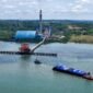 PLN EPI mengirimkan 6.700 ton biomassa jenis cangkang sawit ke PLTU Teluk Balikpapan, Kalimantan Timur, menggunakan kapal tongkang dari Berau untuk mendukung program cofiring pembangkit listrik tenaga uap (PLTU) sebagai bagian dari upaya transisi energi nasional. (Dok: PLN EPI)