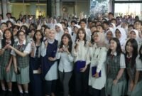 Menteri Komunikasi dan Digital Meutya Hafid bersama anak-anak peserta kegiatan Kelas Digital Sahabat Tunas: Tunggu Anak Siap di Garuda Spark Innovation Hub, Jakarta, Senin (9/3/2026). Meutya menegaskan bahwa PP Tunas tidak dimaksudkan untuk melarang anak menggunakan teknologi, melainkan memastikan anak memiliki kesiapan mental dan psikologis sebelum memasuki ruang media sosial yang kompleks. Foto: Noel/Indonesia.go.id