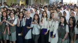 Menteri Komunikasi dan Digital Meutya Hafid bersama anak-anak peserta kegiatan Kelas Digital Sahabat Tunas: Tunggu Anak Siap di Garuda Spark Innovation Hub, Jakarta, Senin (9/3/2026). Meutya menegaskan bahwa PP Tunas tidak dimaksudkan untuk melarang anak menggunakan teknologi, melainkan memastikan anak memiliki kesiapan mental dan psikologis sebelum memasuki ruang media sosial yang kompleks. Foto: Noel/Indonesia.go.id