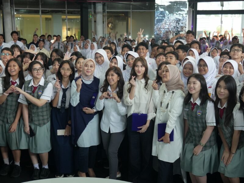 Menteri Komunikasi dan Digital Meutya Hafid bersama anak-anak peserta kegiatan Kelas Digital Sahabat Tunas: Tunggu Anak Siap di Garuda Spark Innovation Hub, Jakarta, Senin (9/3/2026). Meutya menegaskan bahwa PP Tunas tidak dimaksudkan untuk melarang anak menggunakan teknologi, melainkan memastikan anak memiliki kesiapan mental dan psikologis sebelum memasuki ruang media sosial yang kompleks. Foto: Noel/Indonesia.go.id