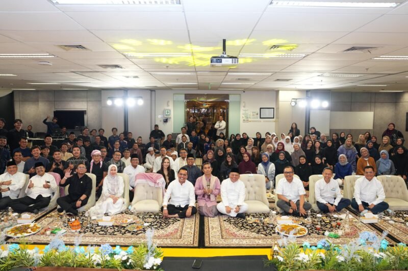 PT PLN Energi Primer Indonesia (PLN EPI) menyelenggarakan kegiatan Buka Puasa Bersama bertajuk “_The Light of Ramadan: One Heart, One Harmony_” di Centennial Tower, Jakarta. Momentum Ramadan 1447 H ini dimaknai sebagai ajang mempererat silaturahmi, memperkuat soliditas, serta menumbuhkan nilai integritas dan kepedulian sosial di lingkungan perusahaan. (Dok: PLN EPI)