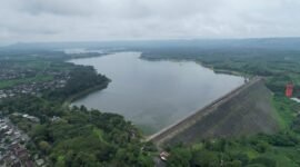 PLN Nusantara Power akan membangun PLTS Terapung Karangkates dengan kapasitas 100 MWac atau 133 MWp melalui entitas pengembang PT Nusantara Guodian Karangkates Indonesia (NGKI). . Proyek ini direncanakan akan selesai pada Januari 2027. (Dok: PLN Nusantara Power)