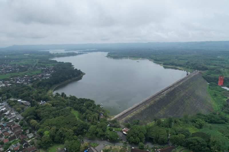 PLN Nusantara Power akan membangun PLTS Terapung Karangkates dengan kapasitas 100 MWac atau 133 MWp melalui entitas pengembang PT Nusantara Guodian Karangkates Indonesia (NGKI). . Proyek ini direncanakan akan selesai pada Januari 2027. (Dok: PLN Nusantara Power)