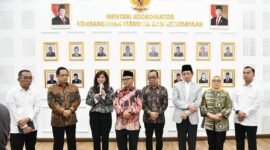 Menkomdigi Meutya Hafid bersama para menteri menunjukkan dokumen Surat Keputusan Bersama Tujuh Menteri tentang Pedoman Pemanfaatan dan Pembelajaran Teknologi Digital dan Kecerdasan Artifisial di Jalur Pendidikan Formal, Nonformal, dan Informal usai ditandatangani di Kantor Kemenko PMK, Jakarta Pusat, Kamis (12/03/2026). (Foto: Ardi W/Komdigi)